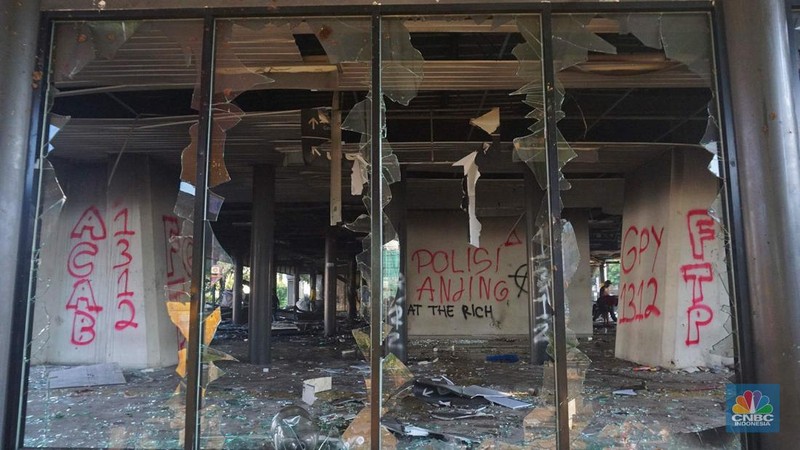 Halte Bus Senen yang hangus Terbakar. (CNBC Indonesia/Muhamad Sabki)