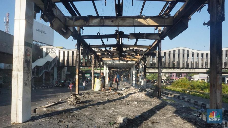 Halte Bus Senen yang hangus Terbakar. (CNBC Indonesia/Muhamad Sabki)