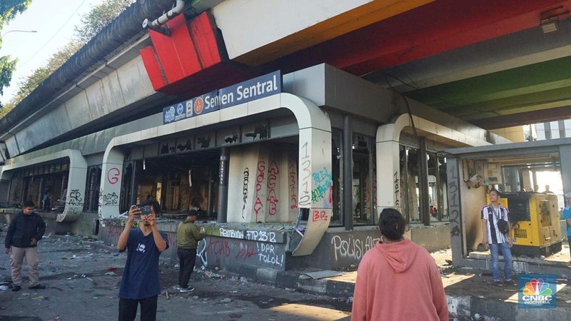 Halte Bus Senen yang hangus Terbakar. (CNBC Indonesia/Muhamad Sabki)