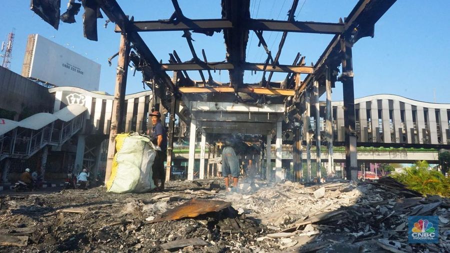 Halte Bus Senen yang hangus Terbakar. (CNBC Indonesia/Muhamad Sabki)