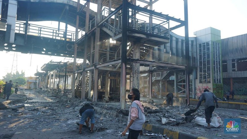 Halte Bus Senen yang hangus Terbakar. (CNBC Indonesia/Muhamad Sabki)
