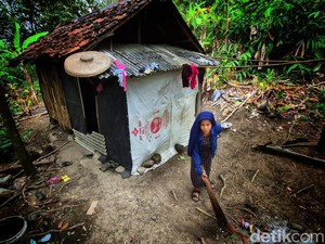 Kisah Iis, Buruh Penyadap Karet Hidup di Gubuk Gelap Demi 2 Anak