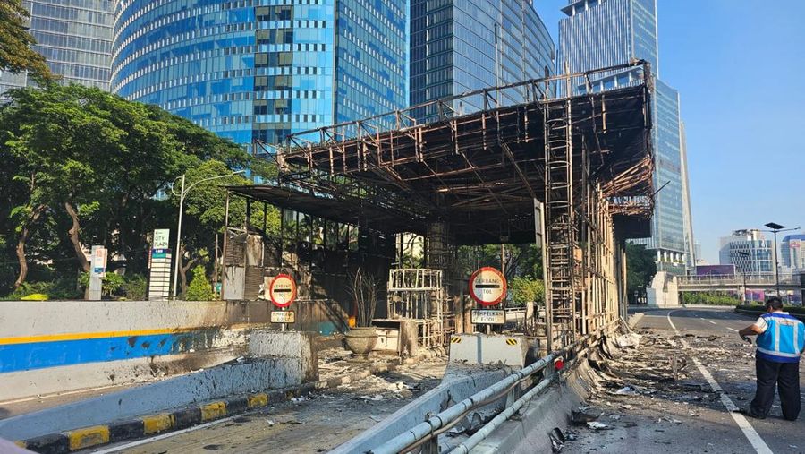 Jalan Tol Cawang-Tomang-Pluit Belum Normal Imbas Massa Unjuk Rasa Dengan Membakar Tujuh Gerbang Tol. Dok Jasamarga