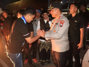 Kapolres Malang Turun Temui Massa Aksi di Mapolres