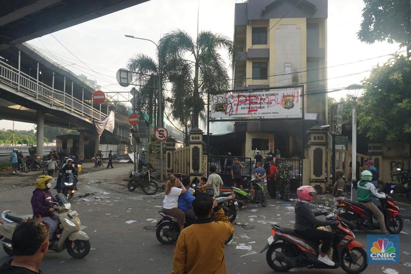 Warga melintas di depan markas Gegana atau pasukan elit dari Korps Brigade Mobil (Brimob) pada pagi hari usai menjadi target amukan demonstran di Jalan Kramat Raya, Senen, Jakarta Pusat, Sabtu, 30/8. (CNBC Indonesia/Muhamad Sabki)