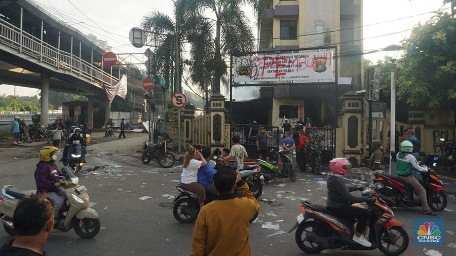 Warga melintas di depan markas Gegana atau pasukan elit dari Korps Brigade Mobil (Brimob) pada pagi hari usai menjadi target amukan demonstran di Jalan Kramat Raya, Senen, Jakarta Pusat, Sabtu, 30/8. (CNBC Indonesia/Muhamad Sabki)