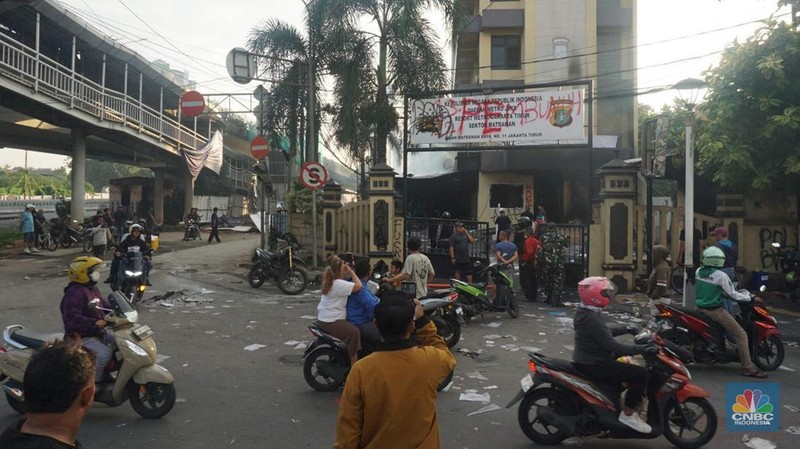Warga melintas di depan markas Gegana atau pasukan elit dari Korps Brigade Mobil (Brimob) pada pagi hari usai menjadi target amukan demonstran di Jalan Kramat Raya, Senen, Jakarta Pusat, Sabtu, 30/8. (CNBC Indonesia/Muhamad Sabki)