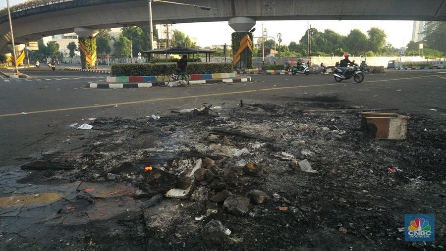 Warga melintas di depan markas Gegana atau pasukan elit dari Korps Brigade Mobil (Brimob) pada pagi hari usai menjadi target amukan demonstran di Jalan Kramat Raya, Senen, Jakarta Pusat, Sabtu, 30/8. (CNBC Indonesia/Muhamad Sabki)