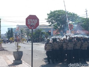 Kerusuhan di Cirebon: Pos Polisi hingga Pot Dirusak