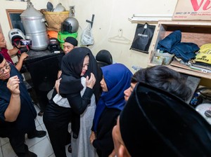 Puan Takziah ke Rumah Affan Kurniawan, Peluk Ibu Korban Sampaikan Duka