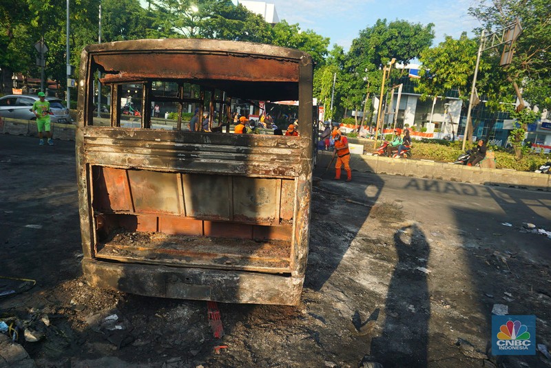 Warga melintas di depan markas Gegana atau pasukan elit dari Korps Brigade Mobil (Brimob) pada pagi hari usai menjadi target amukan demonstran di Jalan Kramat Raya, Senen, Jakarta Pusat, Sabtu, 30/8. (CNBC Indonesia/Muhamad Sabki)