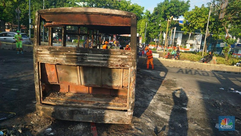 Warga melintas di depan markas Gegana atau pasukan elit dari Korps Brigade Mobil (Brimob) pada pagi hari usai menjadi target amukan demonstran di Jalan Kramat Raya, Senen, Jakarta Pusat, Sabtu, 30/8. (CNBC Indonesia/Muhamad Sabki)