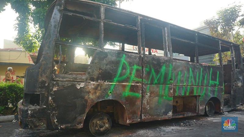 Warga melintas di depan markas Gegana atau pasukan elit dari Korps Brigade Mobil (Brimob) pada pagi hari usai menjadi target amukan demonstran di Jalan Kramat Raya, Senen, Jakarta Pusat, Sabtu, 30/8. (CNBC Indonesia/Muhamad Sabki)
