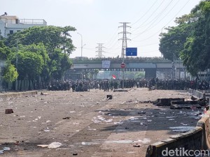 Anggota TNI Persuasif Bubarkan Massa dari Mako Brimob Kwitang