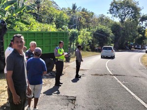 Ibu dan Anak Tewas Ditabrak Truk di Jalan Singaraja-Gilimanuk, Sopir Kabur