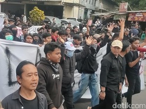 Ada Demo, Jalan di Depan Gedung DPRD Cianjur Ditutup Sementara