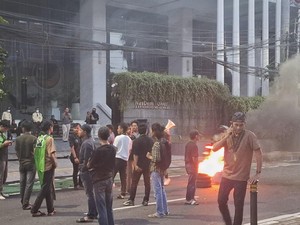 Massa HMI Blokade Jalan Depan NasDem Tower hingga Bakar Ban