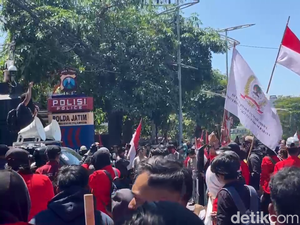 Pakar Dorong Dialog Persuasif Atasi Demo Memanas di Surabaya