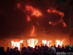 Malam Mencekam di Surabaya Saat Grahadi dan Polsek Tegalsari Berkobar