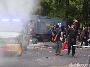 Jurnalis detikBali Diintimidasi Aparat Saat Liput Demo di DPRD Bali