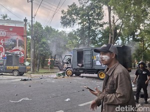 Unjuk Rasa di DPRD Bali Memanas, Mobil Polisi Dirusak dan Coba Dibakar Massa
