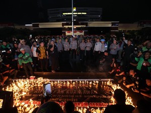 Aksi Damai, Driver Ojol Nyalakan 1000 Lilin di Depan Mapolda Jatim