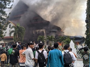 Mataram Bergolak, Massa Serbu Mapolda dan Bakar Gedung DPRD NTB