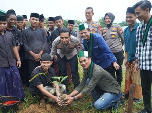 Kompak! Polisi, Mahasiswa dan Santri Tanam Pohon Bareng di Rohul