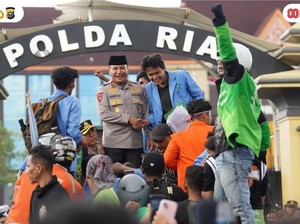 Potret Aksi Damai Ojol dan Mahasiswa Bela Affan di Polda Riau