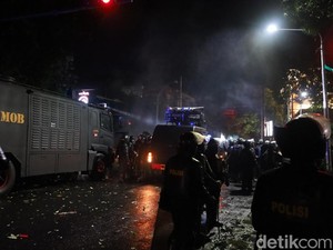 Kericuhan Berlanjut di Bali, Polisi Kucing-Kucingan dengan Pendemo