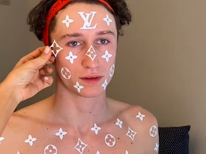 Viral Pria Tato Seluruh Tubuhnya dengan Logo Louis Vuitton, Jadi Begini
