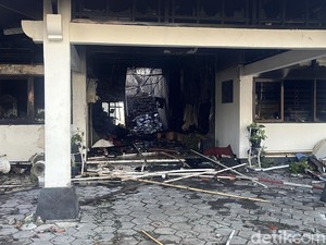 DPUPR Kaji Kerusakan Gedung DPRD Solo yang Dibakar