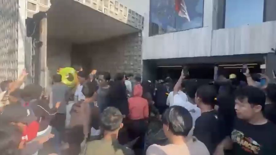 Rumah anggota DPR RI Ahmad Sahroni digeruduk warga, Sabtu (30/8/2025). (Dok. Tangkapan Layar)