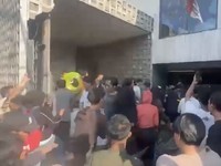 Warga Geruduk dan Jarah Rumah Anggota DPR Ahmad Sahroni