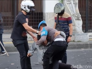 Sejumlah Orang Diduga Provokator Demo Polrestabes Surabaya Ditangkap