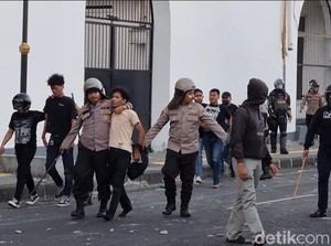 Video: Aksi Demo di Polrestabes Surabaya Ricuh, Massa Bentrok dengan Aparat