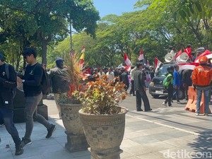 Gelombang Aksi Kembali Berlangsung, Massa Berkumpul di Depan Polda Jatim