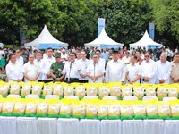 Beli Beras SPHP Rusak-Kurang Timbangan? Kata Mentan Langsung Tukar Aja