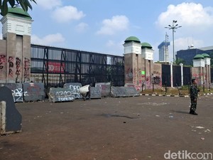 Suasana Kawasan DPR Usai Demo Ricuh: Tembok Dicoret-Pagar Rusak