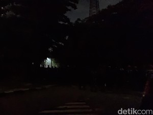 Situasi di Mako Brimob Kwitang Malam Ini: Massa Bertahan, Lokasi Gelap Gulita