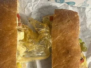 Hiii! Ada Sarung Tangan Plastik Nyangkut dalam Sandwich