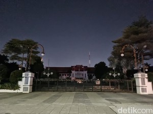 Balai Kota Surabaya Gelap Gulita Malam Hari Imbas Demo Anarkis