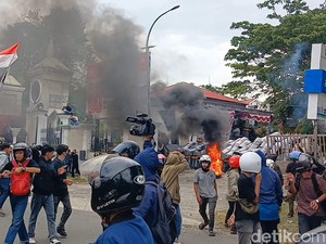 Demo di DPRD Sulbar Ricuh, Massa Lempar Batu-Polisi Tembak Gas Air Mata