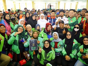 Khofifah Melebur Bersama Ojol Gelar Tahlil untuk Affan Kurniawan