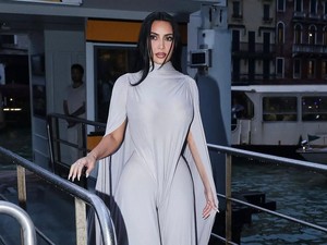Kim Kardashian Bela Anak Cat Rambut Biru, Tato dan Piercing di Usia 12 Tahun