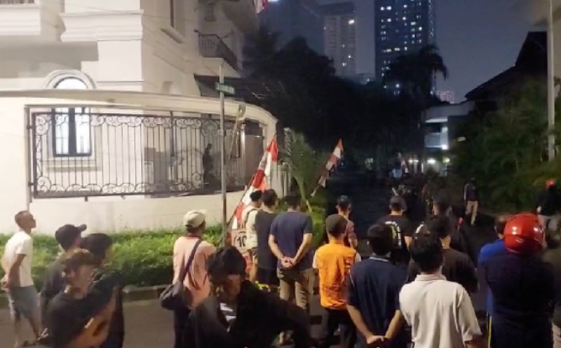 Massa menggeruduk dan menjarah rumah Sekretaris Fraksi Partai NasDem Ahmad Sahroni di Tanjung Priok, Jakarta Utara. (Dok: CNN Indonesia) Massa menggeruduk dan menjarah rumah Sekretaris Fraksi Partai NasDem Ahmad Sahroni di Tanjung Priok, Jakarta Utara. (Dok: CNN Indonesia)