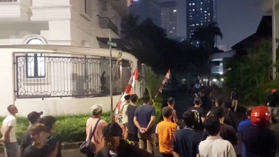 Massa menerobos rumah anggota DPR dari Fraksi PAN, Eko Hendro Purnomo alias Eko Patrio, di wilayah Kuningan, Jakarta Selatan, pada Sabtu (30/8) sekitar pukul 22.05 WIB. (Dok. CNN Indonesia)