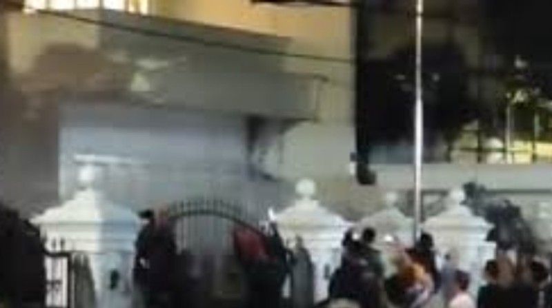 Massa menggeruduk dan menjarah rumah Sekretaris Fraksi Partai NasDem Ahmad Sahroni di Tanjung Priok, Jakarta Utara. (Dok: CNN Indonesia)