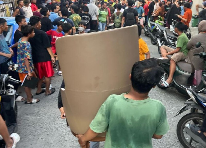 Massa menggeruduk dan menjarah rumah Sekretaris Fraksi Partai NasDem Ahmad Sahroni di Tanjung Priok, Jakarta Utara. (Dok: CNN Indonesia) Massa menggeruduk dan menjarah rumah Sekretaris Fraksi Partai NasDem Ahmad Sahroni di Tanjung Priok, Jakarta Utara. (Dok: CNN Indonesia)