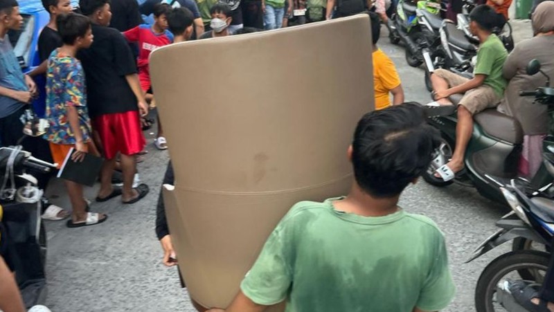 Massa menggeruduk dan menjarah rumah Sekretaris Fraksi Partai NasDem Ahmad Sahroni di Tanjung Priok, Jakarta Utara. (Dok: CNN Indonesia)